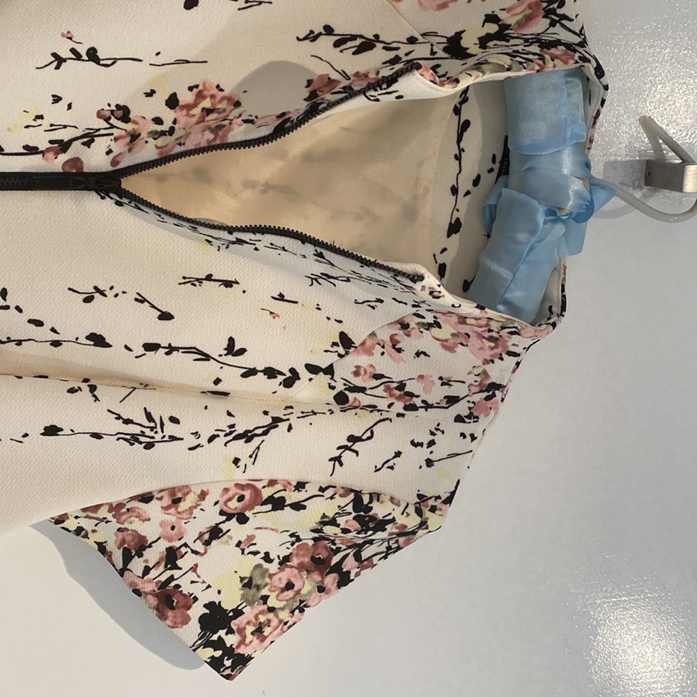 Cue OffWhite and Floral Zip Front Dress - Picture 4 of 7
